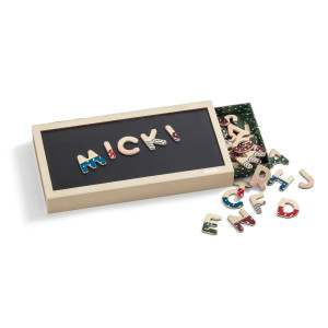 Micki Magnetbokstäver i låda med magnetplatta